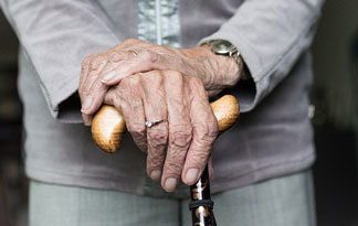 Bild: Alte Frau mit Stock (Barrierefreiheit im Badezimmer)