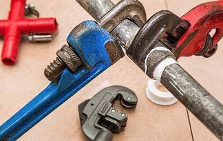 Bild: Rohre und Leitungen im Badezimmer