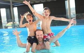 Bild: Familie badet im Pool (Badezimmer)