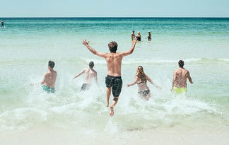 Bild: Baden am Strand (Badewanne oder Dusche)