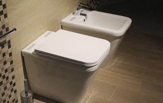 Bild: Bidet und Toilette im Badezimmer